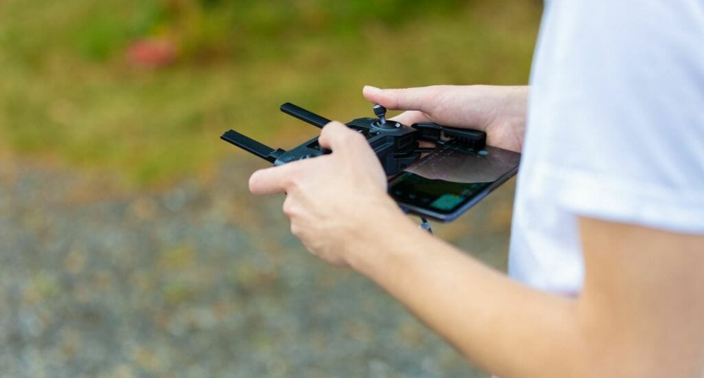 La nueva Normativa Europea obliga a todos los pilotos que vuelen un dron, y que no este considerado como juguete, a registrarse como Piloto Operador. El registro se realiza en la web de AESA es gratuito y se realiza Online de forma inmediata.